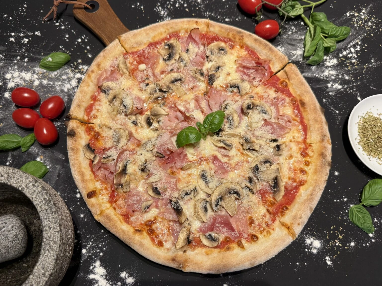 Up and Down Bar & Pizza - Pizza Prosciuttoe e funghi frissen sült olasz pizza