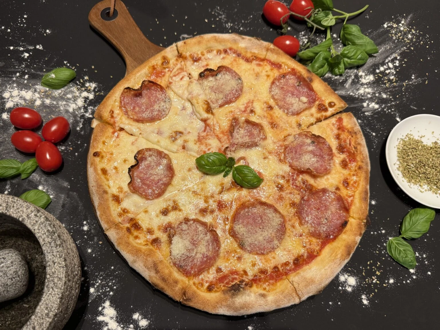 Up and Down Bar & Pizza - Pizza Salami frissen sült olasz pizza